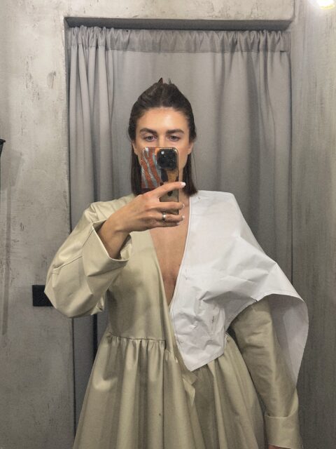 Pavasario kolekcijos rūbų konstravimas jau eina į pabaigą ir dabar belieka melstis, kad viskas po prasiuvimo pavyktų taip, kaip buvo įsivaizduota 🤞

Ir čia kalbu ne tik apie patį rūbo dizainą, kritimą bei viziją, bet ir apie tinkamos medžiagos paieškas būtent tam rūbui. Kartais neradus tinkamos medžiagos drabužiai net neišvysta dienos šviesos, nors dizainas pasisekė itin puikiai 😕 Na, bet tokie drabužiai dažniausiai pasirodo sekantį sezoną, nes būna daugiau laiko tinkamos medžiagos paieškai, jos testavimui ir pritaikymui.

O ši pavasario kolekcija bus paremta tomis medžiagomis, kurias turime sandėlyje (o jų tikrai turime daug 😀). Dažniausiai pirmiausia kuriu rūbą ir tik tada galvoju iš kur gauti tinkamą medžiagą jam, tačiau šią kolekciją ruošiu „nuo antro galo“, nes nebetelpame savo medžiagų sandėlyje, o gėrio ten - vežimais vežk. Tai ir vešime 🤭😎