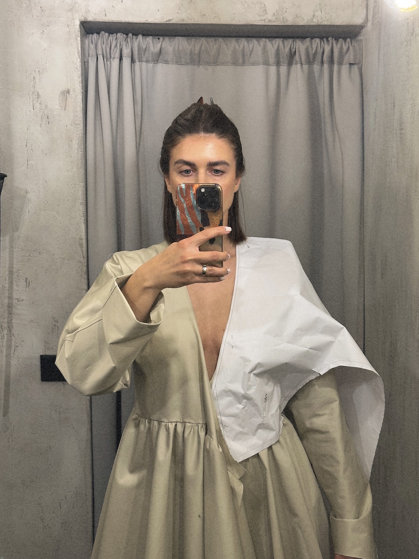 Pavasario kolekcijos rūbų konstravimas jau eina į pabaigą ir dabar belieka melstis, kad viskas po prasiuvimo pavyktų taip, kaip buvo įsivaizduota 🤞

Ir čia kalbu ne tik apie patį rūbo dizainą, kritimą bei viziją, bet ir apie tinkamos medžiagos paieškas būtent tam rūbui. Kartais neradus tinkamos medžiagos drabužiai net neišvysta dienos šviesos, nors dizainas pasisekė itin puikiai 😕 Na, bet tokie drabužiai dažniausiai pasirodo sekantį sezoną, nes būna daugiau laiko tinkamos medžiagos paieškai, jos testavimui ir pritaikymui.

O ši pavasario kolekcija bus paremta tomis medžiagomis, kurias turime sandėlyje (o jų tikrai turime daug 😀). Dažniausiai pirmiausia kuriu rūbą ir tik tada galvoju iš kur gauti tinkamą medžiagą jam, tačiau šią kolekciją ruošiu „nuo antro galo“, nes nebetelpame savo medžiagų sandėlyje, o gėrio ten - vežimais vežk. Tai ir vešime 🤭😎