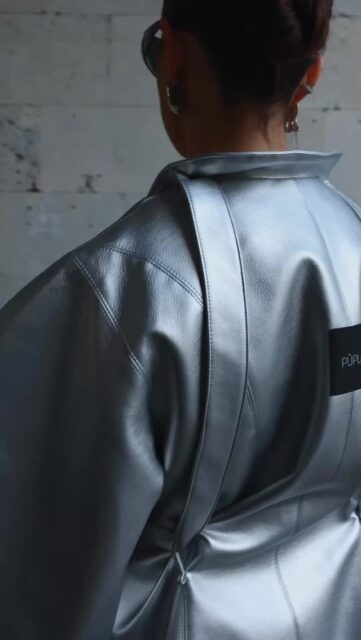 Futuristinis, bet pritaikytas kasdienai.

Švarkas, kuris traukia žvilgsnius net tada, kai tu jų neieškai. Akys, pripratusios prie monotonijos, tiesiog negali nepastebėti jo formos, pjūvio, laikysenos 🙂‍↔️

Vilkėk jį nelaukdama progos - padaryk, kad kiekviena diena taptų ta proga ☝️

Pakeisk klasikinį švarką į kūrinį, kuris vienu prisilietimu sukuria visą įvaizdį 😎 Norisi prigesinti jo ryškumą? Derink su džinsais ar kelnėmis - leisk jam kalbėti tyliai, bet tuo pačiu ir stipriai!

Gyvenimas tik vienas - mes neturime laiko rengtis nuobodžiai.
Drabužiai - tai mūsų parašas pasauliui ir šis švarkas jį palieka įsimintinu 🌪️

Stilistė: @stiliste.monika.janutiene 
Fotografė: @sandra_jurgilaite 
Modelis: @monikanorb