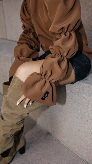 UMBRA palaidinė – šviesos ir šešėlio žaismės interpretacija kasdienai 🔗

Ruda versija alsuoja švelnia žemės šiluma, o juoda skleidžia gilią, paslaptingą ramybę 🙂‍↔️

Architektūrinės rankovės suteikia drąsų, skulptūrišką siluetą, tačiau trumpesnis ilgis paverčia šį drabužį universaliu – lengvai derinamu tiek prie minimalistinių kelnių, tiek prie ryškesnių formų.

Tai palaidinė, kuri išlieka ne tik stiliaus detale, bet ir nuotaikos atspindžiu 🙌

Stilistė: @stiliste.monika.janutiene 
Fotografė: @sandra_jurgilaite 
Modelis: @monikanorb