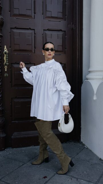 AURA – tai vidinės šviesos ir energijos atspindys, perkeltas į skulptūrišką siluetą 🙂‍↔️

Raukinių bangos rankovėse kuria judesio iliuziją, o spalvų paletė – nuo švarios baltos iki gilaus juodo ir slyvinio atspalvio – įkūnija skirtingas emocijas ir būsenas 🌪️

⚪️ Balta – tyros šviesos alsavimas, primenantis pradžią. ⚫️ Juoda – gili tamsa, kurioje gimsta paslaptis ir jėga. 🟣 Slyvinė – šilta vibracija, tarsi brandinta uoga, išskleidžianti subtilią prabangą.

Siluetas laužo ribas tarp drabužio ir skulptūros – raukiniai pulsuoja kaip energijos bangos, o audinio kritimas tampa tylia kalba apie judesį ir sustingimą vienu metu 🙌

Ši suknelė nėra tik apranga – tai aura, kuri tave lydi. Ji išryškina tavo vidinę stiprybę, trapumą ir paslaptį, suteikdama galimybę išreikšti save kiekviename žingsnyje 😚

Stilistė: @stiliste.monika.janutiene 
Fotografė: @sandra_jurgilaite 
Modelis: @monikanorb