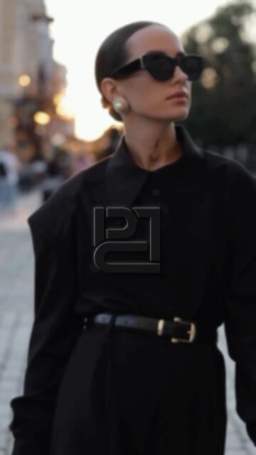 MONUMENTAL kostiumėliai – architektūrinė drąsa, perkelta į audinį.

Išraiškingi marškinių pečiai ir griežta apykaklė sukuria monumentalią liniją, kuri nėra tik detalė, o viso įvaizdžio ašis 🫷

Minimalistinis siluetas įgauna jėgos per formą, o juoda ar pilka spalva pabrėžia jų universalumą – nuo kasdienio miesto ritmo iki išskirtinio vakarienės akcento 🍷 Tai marškiniai, kurie nekalba garsiai, bet palieka neišdildomą įspūdį.

Kelnių linijos, kurios kuria erdvę aplink kūną 🌪️ Jos krinta laisvai ir plačiai – jose dera tvirtumas ir judesio laisvė, todėl įvaizdis tampa solidus bei lengvas. Klostės priekyje įveda ritmą, o juoda ar pilka spalva tampa grynosios formos fonu. Tai ne tik kelnės – tai konstrukcija, kurioje judesys ir rimtis gyvena viename 🔗

Stilistė: @stiliste.monika.janutiene 
Fotografė: @sandra_jurgilaite 
Modelis: @monikanorb