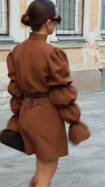 Drabužis, kuris neperrengia tavęs – jis tave sustiprina 🙂‍↔️

UMBRA suknelė nekuria triukšmo. Ji tyliai atsistoja tavo pusėje 🤫

Kai nori jaustis tvirta, bet ne kieta. Kai nori elegancijos be pastangų. Kai nori, kad siluetas kalbėtų už tave, o detalės – liktų pastebėtos tik tiems, kurie moka žiūrėti.

Tai tas rūbas, kurį apsivilki ir nebereikia galvoti. Laikysena pasikeičia. Judėjimas tampa lėtesnis. Atsiranda vidinė ramybė – „aš jau pasiruošusi“ ☝️

UMBRA – ne sezono sprendimas. Tai tavo pasirinkimas toms dienoms, kai norisi būti savimi be kompromisų 🔗

Stilistė: @stiliste.monika.janutiene 
Fotografė: @sandra_jurgilaite 
Modelis: @monikanorb