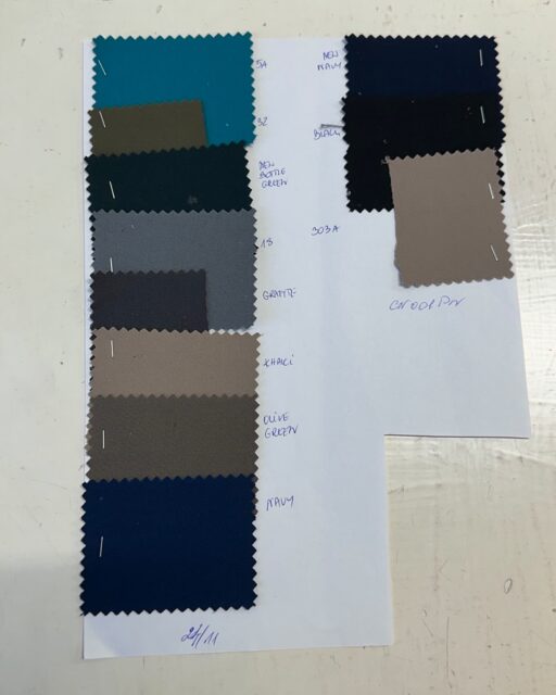 Vienas sunkiausių ir labiausiai varginančių etapų – medžiagų parinkimas sugalvotiems modeliams ir jų testavimas
Kai kurios medžiagos savo „charakterį“ parodo iškart – užtenka vienos dienos nešiojimo. Kitos trūkumus slepia savaitę ar dvi. Na, o trečios išlaiko visą testavimo laikotarpį be priekaištų ir galiausiai nugula mūsų sandėlio lentynose 🤌
Kas vargina labiausiai? Tos medžiagos, kurias trini diena iš dienos, nebegali į jas žiūrėti, nes 2 savaites nešioti tą patį rūbą tikrai varo iš proto, o jos visą laiką atrodžiusios kaip geros - parodo savo tikrąjį veidą ir pvz. nusiburbuliuoja 😡 Negaliu sakyti, kad patinka ir tos, kurios „nušiūra“ po pirmo skalbimo, bet bent jau sutaupo laiko – nereikia jų kankinti toliau ir gali imtis kitos...
Didžiąją laiko dalį mano asmeniniai drabužiai spintoje liūdi, nes dažniausiai gyvenu testavimo režimu. Manęs vienos tam jau nebepakanka, todėl į procesą įtrauktos ir kolegės, kurios savo noru ir niekieno neverčiamos (😄) padeda „trinti“ bandomąsias medžiagas.
Kiekviena mūsų kolekcija būna didelė – daug skirtingų modelių, kuriems dažnai reikia skirtingų medžiagų, todėl procesas tampa vis sudėtingesnis ir ilgesnis. Bet visa tai – dėl vieno tikslo: kad galėtume jums pasiūlyti ne tik išskirtinius ir apgalvotus dizainus, bet ir medžiagas, kurios tarnaus ilgiau nei vieną sezoną 🤍