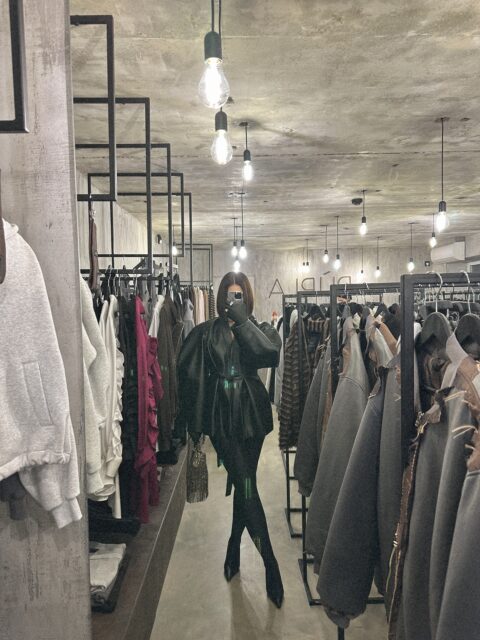 Vasario 7-oji amžiams bus įsirėžusi į PÙPLA gyvenimą. Tai diena, kai Tauragėje atvėrė duris pirmasis mūsų fizinis showroom’as – ir kartu prasidėjo visiškai naujas etapas, kupinas kitokių patirčių, jausmų ir augimo 🙂‍↔️

Su baime, bet tvirtu vidiniu žinojimu, kad atėjo laikas plėstis ir suteikti galimybę PÙPLA pamatyti, pasimatuoti ir pajusti gyvai, žengėme šį žingsnį ☝️ Šiandien jau galime pasakyti – esame čia metus. Nei karto nepasigailėjome, nors buvo visko: ir ašarų, ir sunkių akimirkų (neslėpsiu). Tačiau tai buvo metai kupini kūrybos, neįkainojamų pamokų ir nuostabių susitikimų su jumis 🥹

Atėjimas į erdvę, kurioje esame šiandien, buvo vienas geriausių sprendimų PÙPLA istorijoje. Kiekvienam komandos nariui atradus savo vietą – be grūsties, be įtampos – mūsų kolektyvas sužydėjo naujomis spalvomis. Kūrybinė energija tiesiog liejasi per kraštus, o pagalvojus, kiek idėjų sukasi galvoje, kartais net baisu, kad nei aš, nei jūs nuo to grožio neišprotėtume 😀

Mano tikslas šiame kelyje išlieka labai aiškus – kurti ir leisti sau kvėpuoti per kūrybą, kuri moterims suteikia daugiau pasitikėjimo savimi 🤍

Tokios progos praleisti tiesiog negaliu. Todėl nuoširdi padėka jums – už tai, kad buvote ir esate kartu, kad savo pasitikėjimu leidžiate mums augti ir keliauti toliau – tampa dovanomis PÙPLA kūrybai...

Šiandien, vasario 6 dieną, naujienlaiškio prenumeratorėms ir klientėms fizinėje PÙPLA parduotuvėje Tauragėje yra taikomos išankstinės nuolaidos. Prenumeratorės nuolaidos kodą gavo jau vakar, o fizinėje parduotuvėje -20% nuolaida bus pritaikyta visoms užsukusioms į svečius 🤩

Na, o vasario 7 dieną nuolaidos kodas bus atviras visiems, nes švęsime kartu su visu pasauliu! 🥳

Didelis AČIŪ visoms kartu ir kiekvienai atskirai – už tai, kad esate PÙPLA dalimi.

Su meile ir dėkingumu, Laura 🫶