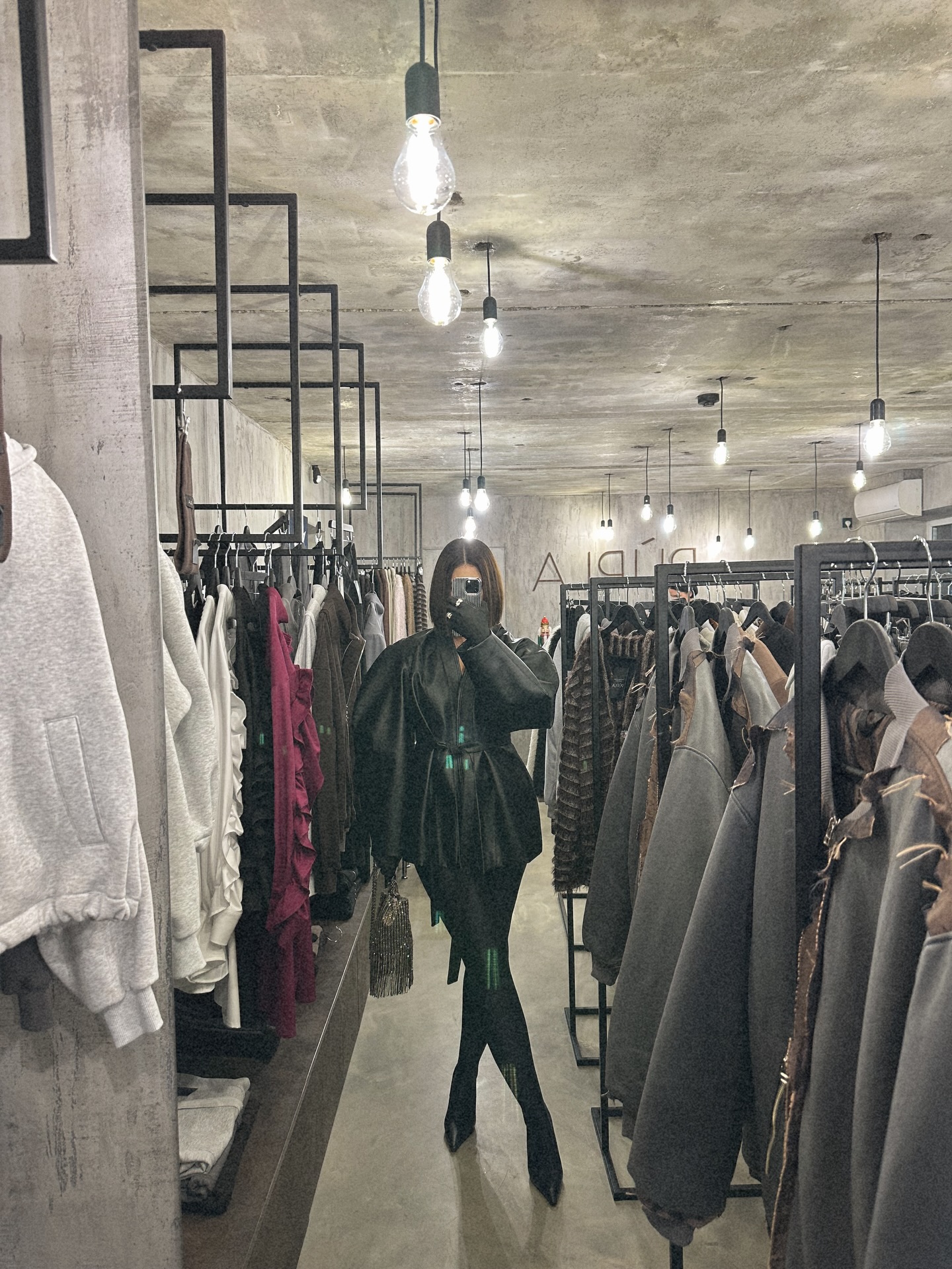 Vasario 7-oji amžiams bus įsirėžusi į PÙPLA gyvenimą. Tai diena, kai Tauragėje atvėrė duris pirmasis mūsų fizinis showroom’as – ir kartu prasidėjo visiškai naujas etapas, kupinas kitokių patirčių, jausmų ir augimo 🙂‍↔️

Su baime, bet tvirtu vidiniu žinojimu, kad atėjo laikas plėstis ir suteikti galimybę PÙPLA pamatyti, pasimatuoti ir pajusti gyvai, žengėme šį žingsnį ☝️ Šiandien jau galime pasakyti – esame čia metus. Nei karto nepasigailėjome, nors buvo visko: ir ašarų, ir sunkių akimirkų (neslėpsiu). Tačiau tai buvo metai kupini kūrybos, neįkainojamų pamokų ir nuostabių susitikimų su jumis 🥹

Atėjimas į erdvę, kurioje esame šiandien, buvo vienas geriausių sprendimų PÙPLA istorijoje. Kiekvienam komandos nariui atradus savo vietą – be grūsties, be įtampos – mūsų kolektyvas sužydėjo naujomis spalvomis. Kūrybinė energija tiesiog liejasi per kraštus, o pagalvojus, kiek idėjų sukasi galvoje, kartais net baisu, kad nei aš, nei jūs nuo to grožio neišprotėtume 😀

Mano tikslas šiame kelyje išlieka labai aiškus – kurti ir leisti sau kvėpuoti per kūrybą, kuri moterims suteikia daugiau pasitikėjimo savimi 🤍

Tokios progos praleisti tiesiog negaliu. Todėl nuoširdi padėka jums – už tai, kad buvote ir esate kartu, kad savo pasitikėjimu leidžiate mums augti ir keliauti toliau – tampa dovanomis PÙPLA kūrybai...

Šiandien, vasario 6 dieną, naujienlaiškio prenumeratorėms ir klientėms fizinėje PÙPLA parduotuvėje Tauragėje yra taikomos išankstinės nuolaidos. Prenumeratorės nuolaidos kodą gavo jau vakar, o fizinėje parduotuvėje -20% nuolaida bus pritaikyta visoms užsukusioms į svečius 🤩

Na, o vasario 7 dieną nuolaidos kodas bus atviras visiems, nes švęsime kartu su visu pasauliu! 🥳

Didelis AČIŪ visoms kartu ir kiekvienai atskirai – už tai, kad esate PÙPLA dalimi.

Su meile ir dėkingumu, Laura 🫶