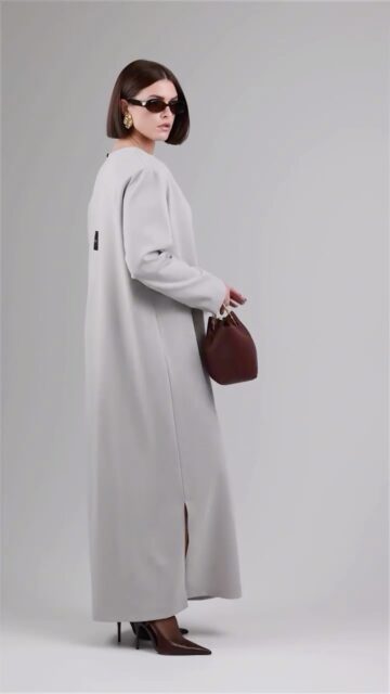 2026 metų pavasario kolekcijos pirmoji dalis pasirodys jau kitą savaitę 🥹

Kaip ir dažnai mūsų kolekcijose, griežtumas persipins su galinga moteriška energija 🌪️

Visi drabužiai, gimstantys PÙPLA namuose, atsiranda iš asmeninių jausmų, poreikių ir vidinių būsenų, kurias kartais iki galo atpažįstu tik kolekcijai einant į pabaigą.

Baigdama šią kolekciją pagavau save galvojant – iš kokių jausmų ji gimė? Ką į ją sudėjau? 🫢 Pastaruoju metu itin gilinuosi į save: kodėl esu tokia, kokia esu. Lendu į giminės šaknis, į savo vaikystės patirtis, kuriose ieškau atsakymų į man kylančius klausimus. Vienas iš dalykų, kurį bandau „atkurti“ ar gal tiesiog atrasti iš naujo – mano moteriškoji, švelnioji pusė, kuri, jaučiu, buvo šiek tiek apleista. Kartais jaučiuosi per daug griežta, per daug aštri – tarsi manyje trūktų švelnumo ir lankstumo būnant moterimi.

Galbūt iš šalies galiu pasirodyti pernelyg mergaitiška – kalbėdama apie savo darbą ar pozicionuodama save socialinėje erdvėje. Juk drabužiai dažnai tampa ta vieta, kurioje išlenda noras puoštis, žaisti, gražiai atrodyti. Tačiau aš kalbu apie kitą moteriškumą – tą, kuris gyvena viduje. Kurio neužmaskuosi gražiais drabužiais ar makiažu. Tai jausmas, sklindantis iš vidaus ir užburiantis aplinkinius.

Daug rašau, daug ištrinu – sunku tiksliai įvardyti tai, kas gyvena manyje. Bet tos, kurioms surezonuos, atpažins. Ir supras. Galbūt visa tai galėčiau pavadinti paprastai – meile sau. Aš ieškau meilės sau 🙂‍↔️

Jau šešti metai, ir kiekvienoje PÙPLA kolekcijoje susitinka dvi mano pusės. Vieni drabužiai kalba griežtumu ir tvirtumu, kiti – ypatingu moteriškumu ir romantika. Dvi mano pusės, kartais besivaržančios dėl vietos po saule. Viena – aktyvi ir ryški, kita – tyliai bandanti prasibrauti pro šarvus. O kartais jos susijungia į vieną 🔗

Šių metų pavasario kolekcija – ne išimtis. Tačiau šįkart nenoriu, kad šios pusės kovotų. Noriu, kad jos viena kitą papildytų ir leistų man būti savimi. Tokia, kokią save įsivaizduoju – kad galėčiau gyventi pilna širdimi. Su meile sau. Ir pasauliui.