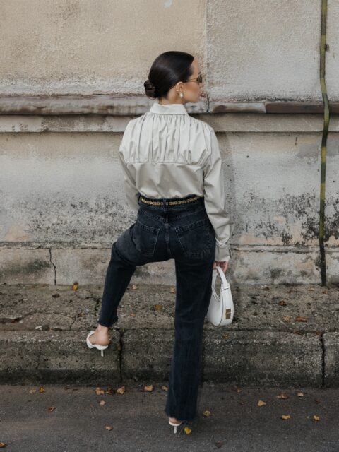 Tikrai ne kartą esu minėjusi, kad man patinka drabužiai su išskirtiniais akcentais, detalėmis. Dažnu atveju jie būna klasikinio kirpimo, kad būtų galimi vilkėti kasdien, bet turi cinkelį, kuris juos kasdienybėje padaro labiau matomus 🙂‍↔️

Vienas iš tokių kūrinių yra marškiniai FRAME. Klasikinis, vos padidintas marškinių modelis, kurio klasikinė lygi papetė virto raukiniais 🤫

Iš priekio - neįtartum nieko, tačiau pažvelgus į nugarą negali nepastebėti tokio paprasto, bet unikalaus konstrukcinio sprendimo 🙌

Stiliste: @stiliste.monika.janutiene 
Fotografė: @sandra_jurgilaite 
Modelis: @monikanorb