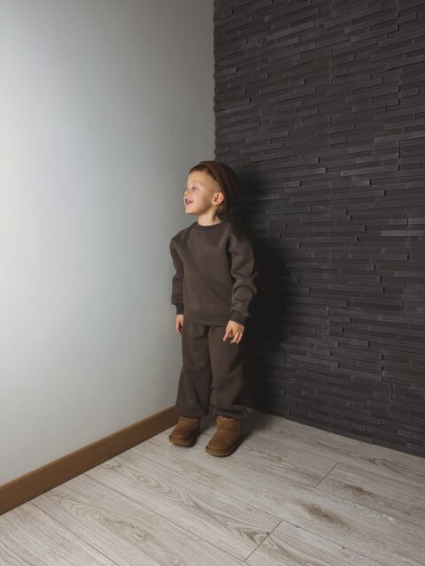 PÙPLA MINI – tai mūsų zero waste projektas, gimęs iš noro panaudoti kiekvieną medžiagos centimetrą atsakingai. Kurdami suaugusiųjų drabužius, iš atraižų ir likučių sukuriame vienetinius vaikiškus rūbus – tiek, kiek leidžia medžiaga 🙂↔️
Kiekvienas PÙPLA MINI drabužis yra unikalus, pasiūtas iš likusios medžiagos dalies, todėl dydžiai ir kiekiai riboti – siūlome tik tuos, kuriuos mums pavyksta sukirpti. Dėl to šių drabužių negalima užsisakyti pagal pageidaujamą dydį, o didesnių dydžių nesiuvame, nes jie paprasčiausiai netelpa į atraižas 🫢
Tai maži drabužiai su didele idėja – kad grožis gali gimti iš atsakomybės, o tvarumas gali būti žaismingas, kūrybiškas ir šiltas.
PÙPLA MINI – kai kiekvienas siūlas turi prasmę!