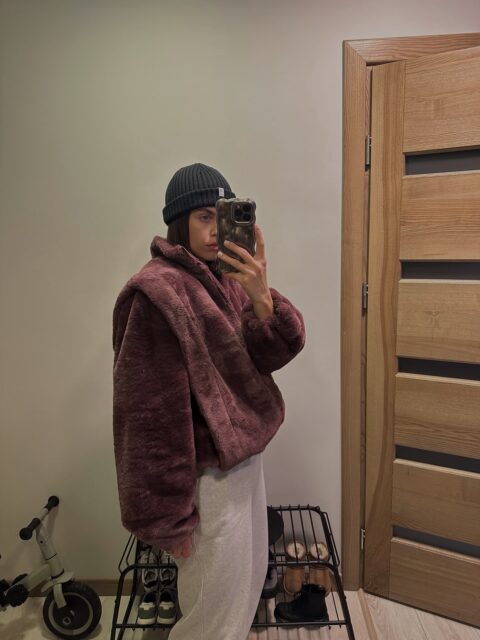 Kaip gera išsitraukti viršutinius rūbus, kurie ramiai žiemojo spintoje ir laukė pavasario 🥹

Nors žiemos metu tikrai mačiau ne vieną klientę, kuri MUSE FAUX švarką vilkėjo ir šaltis su jais joms nebuvo baisus! 🙂‍↔️ Man asmeniškai jie geriausiai pasitarnauja vietoje „kožos“ ar lietpalčio - kaip pavasario/rudens lauko drabužis 🤌

Sveiki sugrįžę, MUSE FAUX! 💜