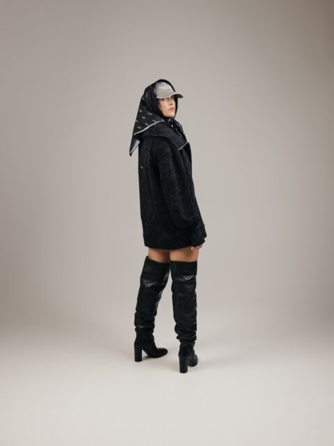 Antroji ir paskutinė PÙPLA pavasario kolekcijos dalis jau el. parduotuvėje! 🌪️

Antrojoje kolekcijos dalyje - laisvalaikio kostiumėliai. Ir kaip visada - iš jų spaudžiu maksimumą 🫠 Prieš 6 metus laisvalaikio kostiumėlius siuvome bazinius, saugių ir patikrintų modelių. Bet dabar, kai kas antras prekinis ženklas siuva laisvalaikio kostiumėlius, o dažnu atveju dar ir iš tų pačių medžiagų bei spalvų - ateina laikas pasitempti ir publiką nustebinti kažkuo unikaliu 🤌

Dažnai sakau klientams - paprastus treningus galite nusipirkti kitur, o čia ateikite ieškoti išskirtinumo 🙂‍↔️

2026 metų rudens tendencijose bus itin aktualios - didelės, LABAI didelės apykaklės bei akcentuoti pečiai. 2026 metų rudens? Taip. PÙPLA visada yra koja priekyje. Kai žinau, kad mano klientėms užtrunka prisijaukinti mūsų siūlomas naujienas - su būsimomis tendencijomis turiu pradėti apšildyti anksčiau 🤭

Na, o drąsiausios ja gali mėgautis jau dabar! ❤️‍🔥