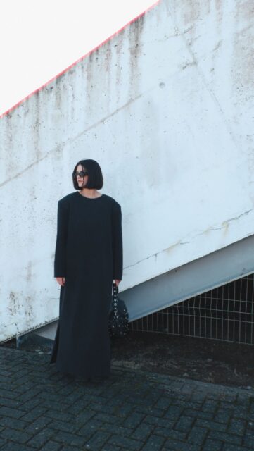 Nors COLUMN sukneles fotosesijoje pateikėme kaip elegantišką ir itin moterišką variantą, vis gi jos mano vaizduotėje gyveno kaip grubi, minimali, per didelė kasdienybės palydovė 🌪️

Iš tiesų šią suknelę kūriau sau, nes labai mėgstu pasislėpti drabužiuose. Kai leidžiu sau kurti galvodama apie klientę - rūbe galime rasti visko - to, ko dažnai nedrįstu vilkėti pati. Bet kai kalba pasisuka apie mane, išlenda minimalioji Laura 🫢 

Bet PÙPLA tokia jau yra - su daugybe nuotaikų ir stilių. Kartais labai romantiška, kartais labai minimali. Todėl ir drabužių čia yra įvairių tam, kad kiekvieną dieną galėtumėte gyventi tokioje nuotaikoje, kokioje norite gyventi 🤞