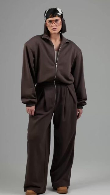 Kartais nori komforto, bet nenori atrodyti per paprastai?
STATE - komfortas, kuris turi formą 🔗

Laisvas džemperio siluetas, aukšta apykaklė, švarios linijos - atrodo ramiai, bet labai užtikrintai ☝️

Užtrauktukas - keiti nuotaiką.
Prisegami petukai - keiti siluetą.
VIENAS DŽEMPERIS - skirtingos tavo versijos 🎭

STATE kelnės - laisvos, bet su aiškia forma. Klostės kuria struktūrą, bet išlaiko lengvumą 🙂‍↔️

Patogu. Tvarkinga. Įdomu.
KARTU - vientisas įvaizdis.
ATSKIRAI - begalė derinių.

Stilistė: @stiliste.monika.janutiene 
Videografė: @sandra_jurgilaite