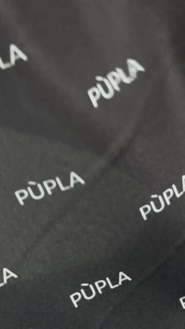 Įvykis, apie kurį svajojau nuo PÙPLA atsiradimo - individualios gamybos pamušalas su mūsų logotipu 🥹

Drabužis nėra tik skudurėlis ant jūsų kūno. Tai meno kūrinys, su kuriuo jus kuriate savo saviraišką. Man, kaip kūrėjai, kuri gyvena drabužio atsiradime nuo jo sukūrimo iki išsiuntimo jums - labai svarbu ne tik detalės, kurios matosi išorėje, bet ir viduje ☝️

Siūlai, pamušalai, siūlės, rūbo vidaus apdaila - tai yra dėmesys, kurį skiriame drabužiams, kurie kasdien lies jūsų kūną 🙂‍↔️

Meilę sau galime skleisti įvairiais būdais ir vienas iš jų yra atrinkti, kokybiški ir jūsų vertę atitinkantys drabužiai.