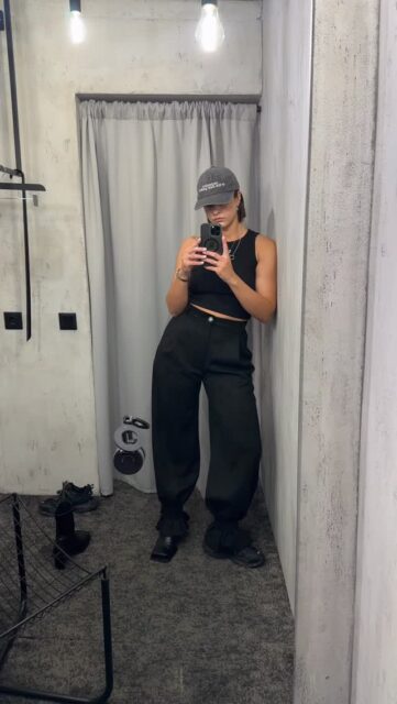 Nors labai mėgstu sukurti kažką ypatingo ir nematyto, tačiau tuo pačiu mėgstu atnaujinti ir jau jūsų pamiltus dizainus 🔥

Vienas iš tokių yra klasikinės kelnės „VANGUARD“, kurios gimė iš mūsų įprastų klasikinių kelnių, kurias tikrai galime vadinti savo bestseleriu ☝️

Ir tikriausiai nebuvo sunku pastebėti, kad esminė šių kelnių detalė tapo kelnių apačioje atsiradęs dirželis? Kuris apjuostas aplink nariuką visiškai pakeičia kelnių kritimą ir iš plačių bei žemę šluojančių kelnių, mes gauname kol kas dar ne dažnai akiai sutinkamą kelnių modelį 🙂‍↔️

Ir šioje vietoje, kaip visada, nepasididžiuosiu pasakyti - PÙPLA yra koja priekyje, nes pasauliniai mados namai tokias ir panašias kelnių apačias pristatė tik ateinančių sezonų kolekcijose, todėl dar tikrai turėsite laiko apsiprasti, o drąsiausios galite mėgautis naujausiomis mados tendencijomis jau dabar 😎