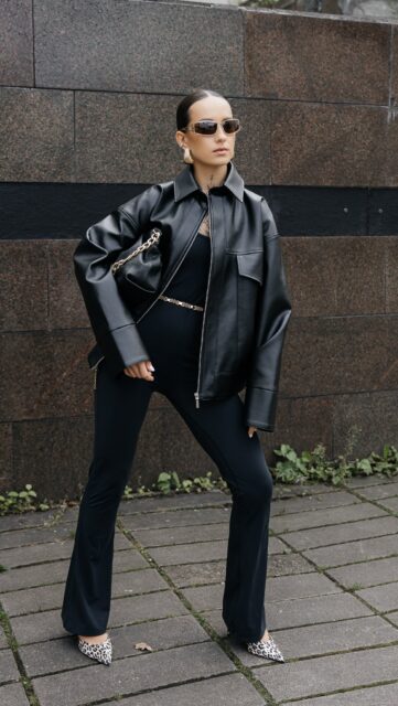 Dažnai ieškodama tinkamo silueto moterų skyriuje, pasuku į vyrų drabužių lentynas – ir ten randu tai, ko ieškau 🤫

Dauguma mano striukių ar džemperių kyla būtent iš vyriškų rūbų brėžinių, nes vis dar trūksta oversize kirpimų, sukurtų moterims 🫢

Ar galima drabužį identifikuoti kaip „vyrišką“ ar „moterišką“? Ne, nebent tai būtų parašyta didžiosiomis raidėmis ant nugaros. Šiuolaikinė abiejų lyčių mada yra taip persipynusi, kad dauguma drabužių galėtų būti viename kataloge, nesvarbu, kam jie skirti 😎