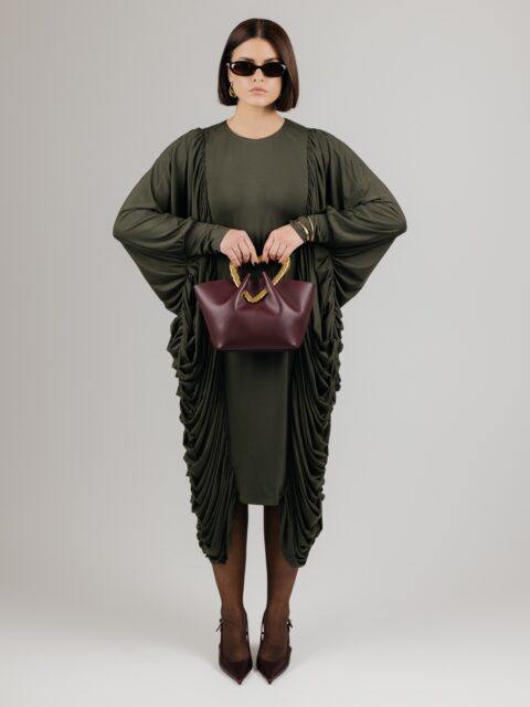 DRAPE suknelės yra absoliučiai ypatingos! 🌪️
Nepaisant to, kad suknelėje slepiasi NET 6 METRAI medžiagos, jos yra lengvos ir priglunda tarsi antra oda.
Išskirtinis dizainas, skirtas išskirtinėms moterims - būti pastebėtoms, būti pamatytoms, būti prisimintoms ☝️
Vienas mylimiausių dalykų apie šias sukneles yra tai, kad jos itin gerai maskuoja blauzdas. Kas sekate PÙPLA ilgą laiką žinote mano kompleksą - aš labai vengiu nešioti šortus ir sukneles, kurios atidengia blauzdas, nes jos pas mane neproporcingai stambios ir visiškai neprideda įvaizdžiui lengvumo 😬
Tačiau šios suknelės kraštai krenta ant blauzdų kraštų ir vizualiai jas lieknina, kas man pasirodė tiesiog nuostabus sprendimas moterims, kurios turi panašių problemų 🥹
Žiūrint į patį suknelės modelį, jis labai tinkamas didesniems dydžiams, nes ji savyje turi labai labai labai daug laisvės. Tik po ja nepamirškite vilkėti formuojančių apatinių! Nors aš negaliu skųstis savo figūra, tačiau fotosesijos metu taip pat juos vilkėjau, nes jie tiesiog sustato viską į reikiamas vietas ir „nublurina“ kūno linijas tarsi kokia programėlė 🙂↔️
Už drąsą išsiskirti ir lepinti save drabužiais, kurie puošia! 💋