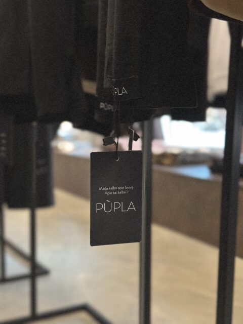 Frazė, nuo kurios prasidėjo PÙPLA era:

„Mada kalba apie laisvę,
Apie tai kalba ir PÙPLA.“

Ir ši frazė atsirado dar anksčiau - dar tada, kai po šiuo pavadinimu perpardavinėjau drabužius, o ne kūriau juos pati. Tuo metu apie žodžių reikšmę ir prasmę daug negalvojau, tačiau kuo toliau PÙPLA auga, tuo labiau pradedu vertinti apie ką viskas sukasi ir kodėl 🔗

Ir kai pažvelgi atgal - viskas atrodo tiesiog susidėliojo į vietas. Niekas nepasikeitė. PÙPLA toliau yra apie laisvę ir įvairias jos formas 🙂‍↔️