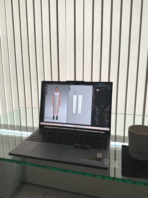 Pirmieji DRAPE suknelės kontūrai 🙌

Sexy atrodo, ane? 🤭

O iš kvepiančios nuogybe, virto 6 metrų medžiagos „suvalgusia“ suknele, kuri apsidovanojo save paslaptimi - kai nežinai ką rasi viduje 🙂‍↔️ 

Ir šia paslaptimi dabar dalinasi su jumis... 🤫