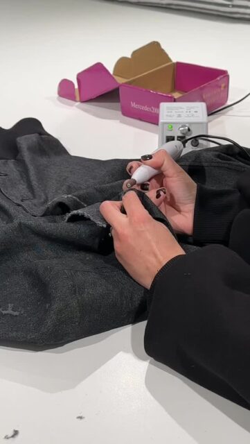 Taip medituoju prie  K I E K V I E N Ų „FRAY“ marškinių 🙂‍↔️

Ir kuo toliau, tuo labiau jie gražėja - po kiekvieno skalbimo kraštai dar labiau „drožiasi“, įgauna natūralaus nusidėvėjimo jausmą, tarsi tai būtų nutikę netyčia... 🤫

Išglostyti nuo pradžios iki pabaigos.

VISI UNIKALŪS.
VISI VIENETINIAI.