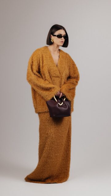 Ramybė, kurią galima apsivilkti 🌸

SOLACE – tai kostiumėlis, sukurtas akimirkoms, kai norisi jaustis laisvai, bet atrodyti išskirtinai. Minkšta, puri tekstūra švelniai apgaubia kūną, o laisvas siluetas suteikia judėjimo lengvumo ir natūralios elegancijos 🙂‍↔️

Megztinis sukuria atsipalaidavusią, lengvai krentančią formą, o ilgas sijonas pratęsia siluetą, suteikdamas jam ramų, tekantį ritmą. Kartu jie kuria balansą tarp komforto ir išraiškos – drabužį, kuris tinka tiek lėtiems rytams, tiek miesto dienai 🤞

Tai ne tik kostiumas – tai būsena. Švelni, jauki ir subtiliai prabangi.

SOLACE – kai komfortas tampa elegancija 🫶

Stilistė: @stiliste.monika.janutiene 
Videografė: @sandra_jurgilaite
Vintažo papuošalai: @justin_studio_