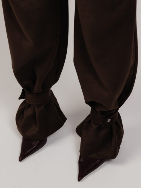 VANGUARD kelnių apačios dirželis yra 2 ilgių - kad tiktų įvairiems nariukams ar vienai ir tai pačiai kojai ☝️ Pvz. keičiantis batams, kurie yra su auliuku - gali reikėti pasiilginti dirželį.

Žinau, kad visų laimingomis man nepavyks padaryti, bet pasistengti esamus drabužius padaryti lankstesnius - laikau privalumu ir džiaugsmu toms, kurioms vienas standartas netinkamas 🙂‍↔️