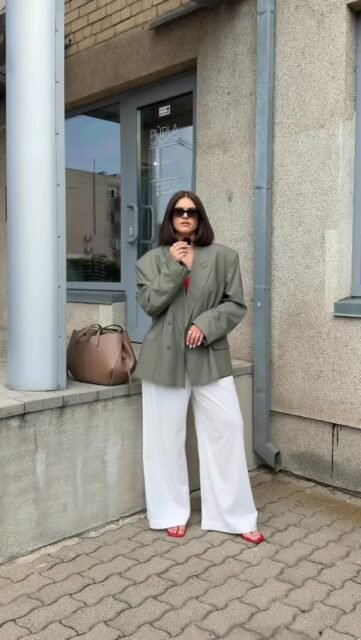 Kaip ir ne kartą jau kartojau - ši vasaros kolekcija puikiai integruosis į rudenį, nes su tokia idėja ir buvo kurta 🙂↔️Šiandien noriu parodyti 2 derinius su atsikromis „ÉLAN“ kostiumėlio dalimis, kurie įrodo, jog atėjus rudeniui šio kostiumėlio nereikės sulankstyti ir padėti laukti kitos vasaros ☝️Daug ir greitai kalbu, kad kartais pinasi liežuvis 🤪 Norėjau pasakyti, kad baltos „ÉLAN“ kelnės tinka ir prie batelių ir prie kedų, o ne kelnių 🫢