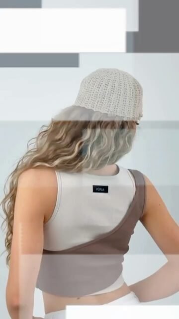 Šią vasarą visi ieško tobulo tank top modelio. Aš nusprendžiau tradicinį paprastumą kilstelėti šiek tiek aukščiau 👌SYNC crop top marškinėliai gimė iš noro paprastumui suteikti architektūriško gylio. Asimetriškas siluetas ir dviejų spalvų kontrastas kuria įspūdį, tarsi tai būtų du drabužiai viename. Švelni, itin tampri medžiaga idealiai prisitaiko prie kūno, o netikėta konstrukcija akimirksniu paverčia derinį stilingu, net jei prie jo nepraleidote nei minutės 😉Kaip šį išskirtinį SYNC modelį pritaikysite savo vasaros eksperimentams? Užsukite jo atrasti į PUPLA.LT