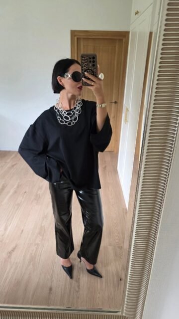 Ar jums irgi nusibodo matyti tuos pačius rūbus visur? 

Iš pirmo žvilgsnio atrodo, kad tai paprastas longsleeve’as. Bet paprastume ir slypi visas jo charakteris. Šis modelis sukurtas toms, kurios pavargo nuo vienodumo ir nori kasdienį derinį paversti įdomesniu. Pažvelkite, kaip vienas ir tas pats rūbas gali atrodyti visiškai skirtingai, priklausomai nuo to, kaip jį stilizuojate 👌 

Kuris derinys jums patiko labiausiai?