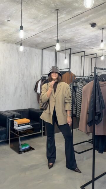 Šiandien mūsų tampres „SPLAY“ noriu parodyti šiek tiek labiau klasikiniuose deriniuose, kad suprastumėte, jog jos skirtos ne tik laisvalaikio outfit'ams 🙂‍↔️