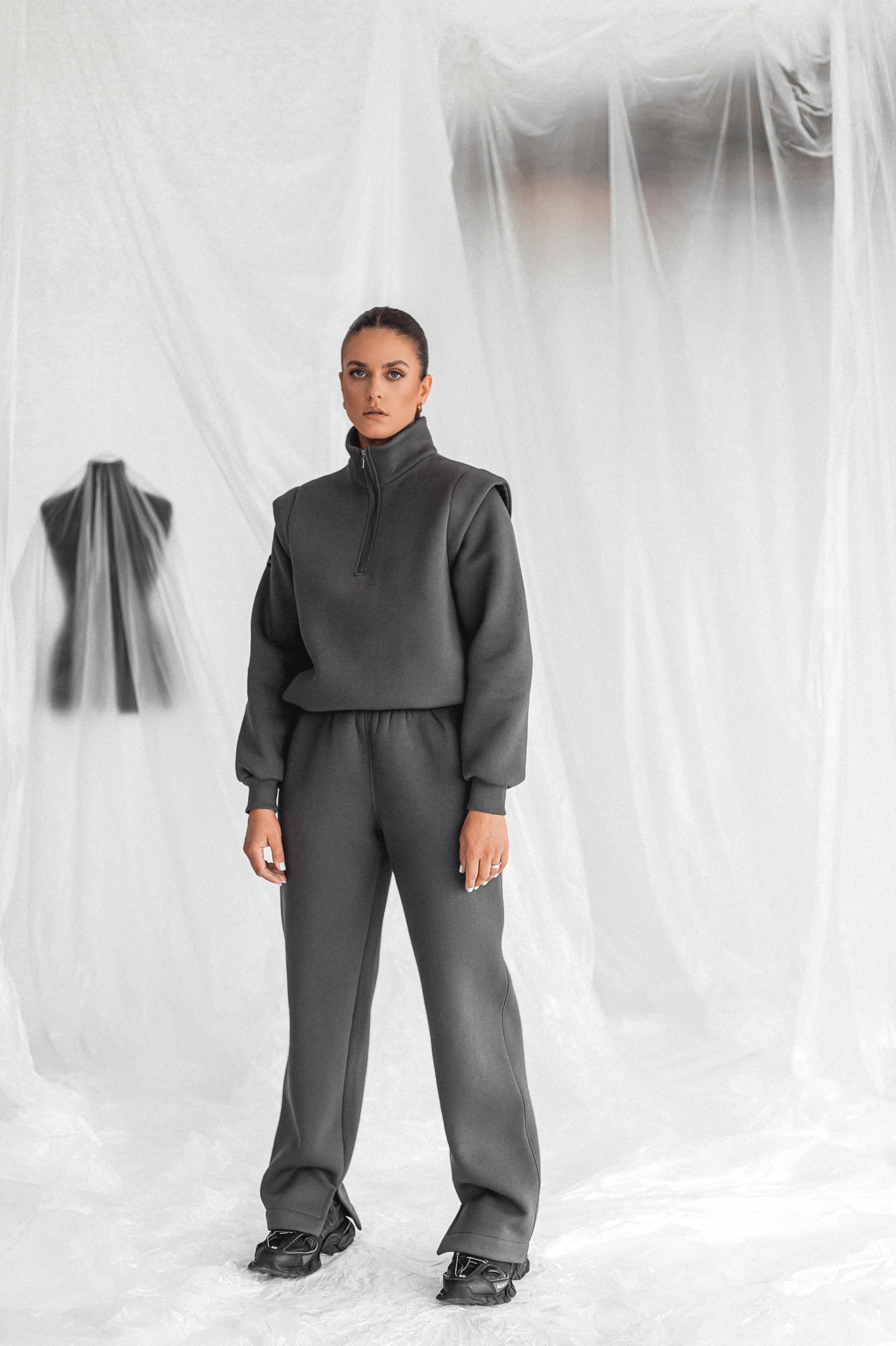 Pilkas džemperis paryškintais pečiais „MASS“ - Image 11