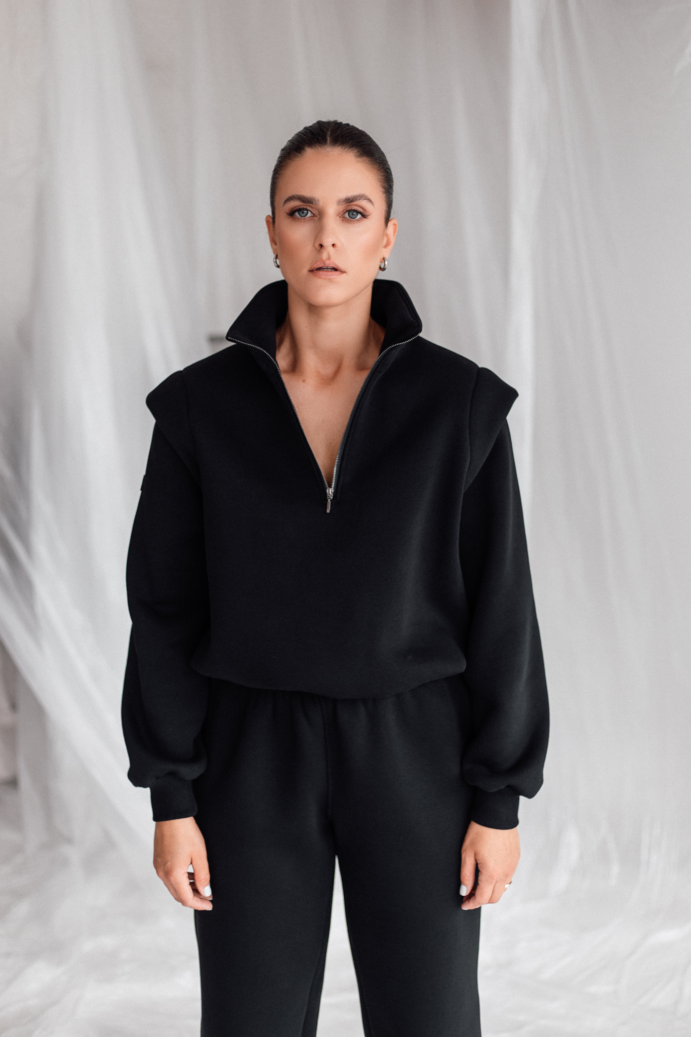 Juodas džemperis paryškintais pečiais „MASS“ - Image 9