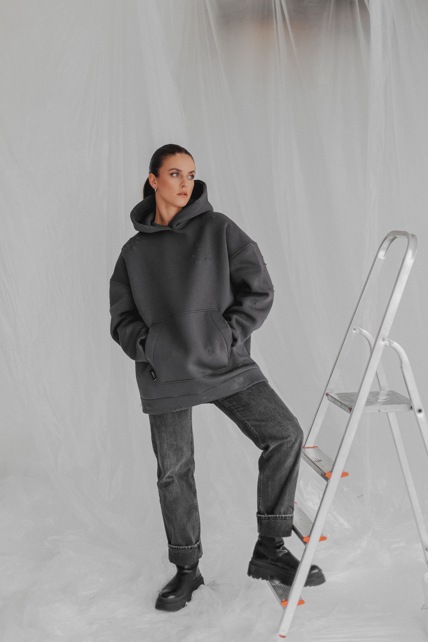 Tamsiai pilkas unisex džemperis „HOMELESS“ - Image 11