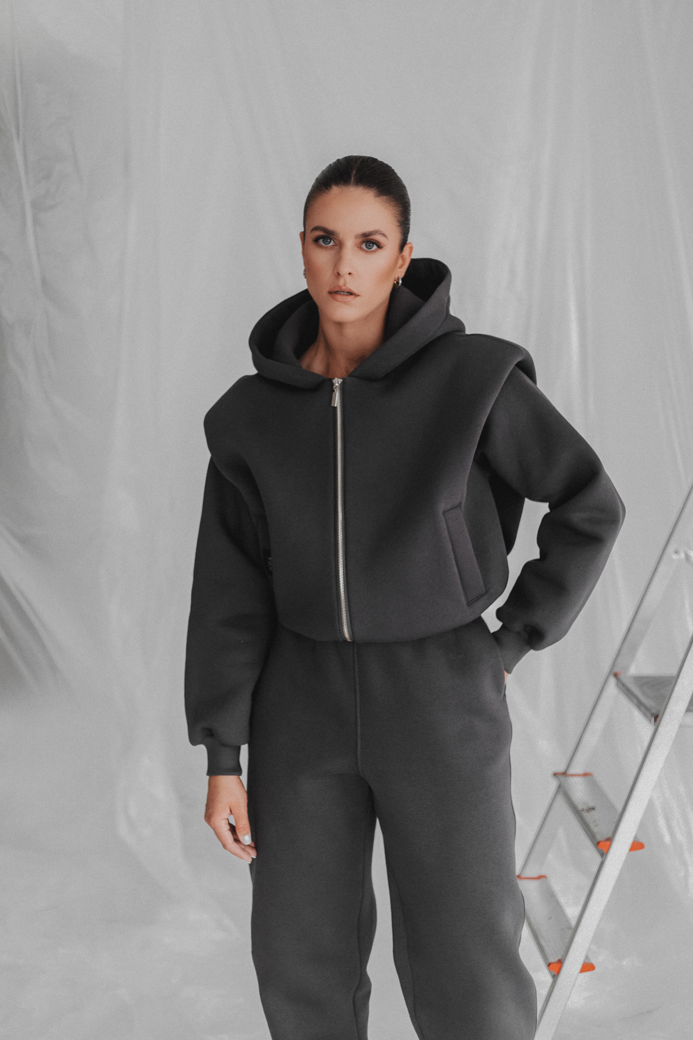 Pilkas džemperis su kapišonu „MASS“ - Image 10