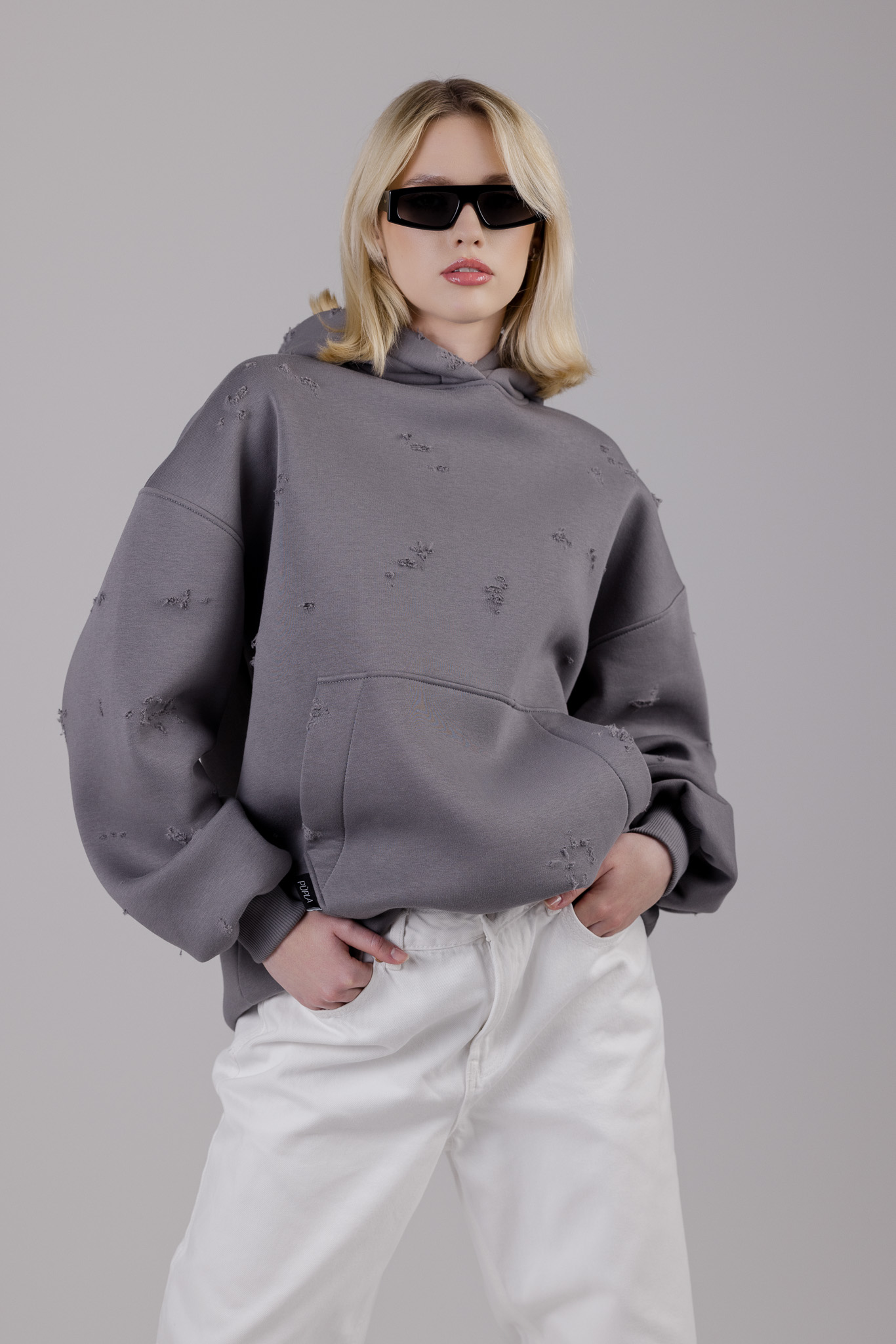 Tamsiai pilkas unisex džemperis „HOMELESS“ - Image 6