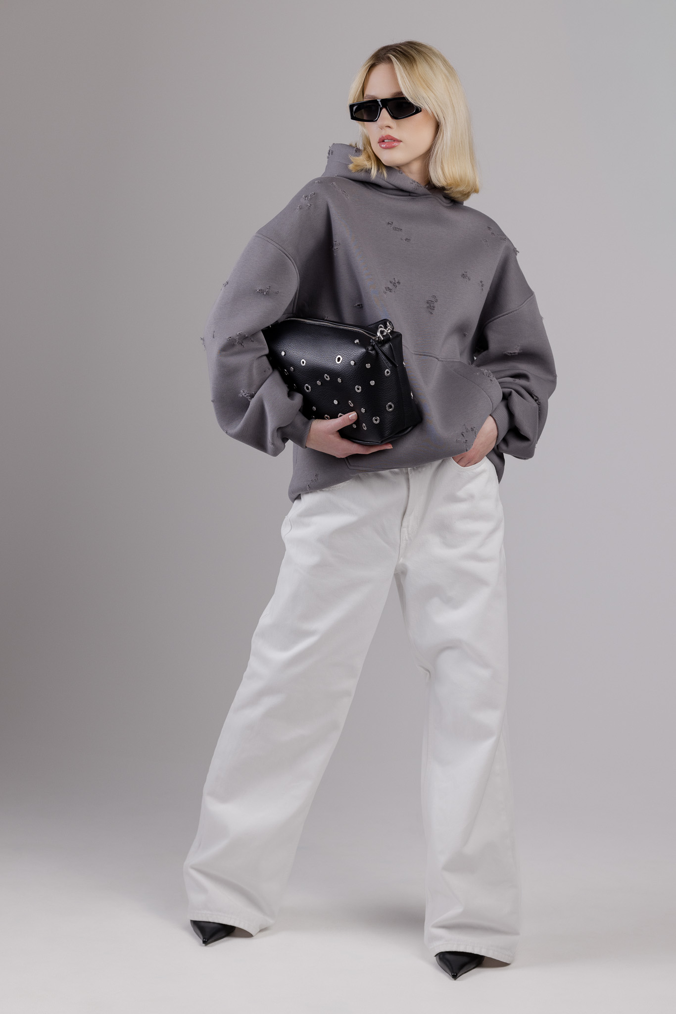 Tamsiai pilkas unisex džemperis „HOMELESS“ - Image 5