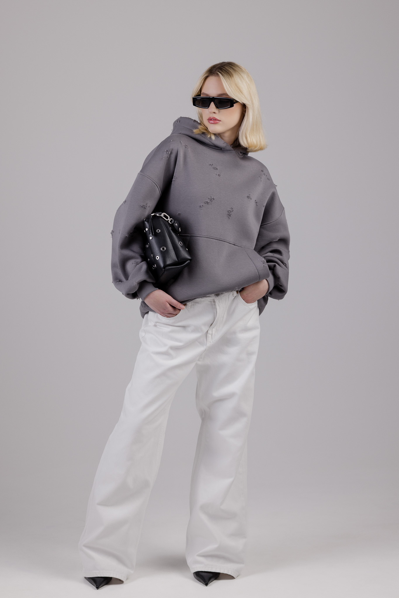 Tamsiai pilkas unisex džemperis „HOMELESS“ - Image 2