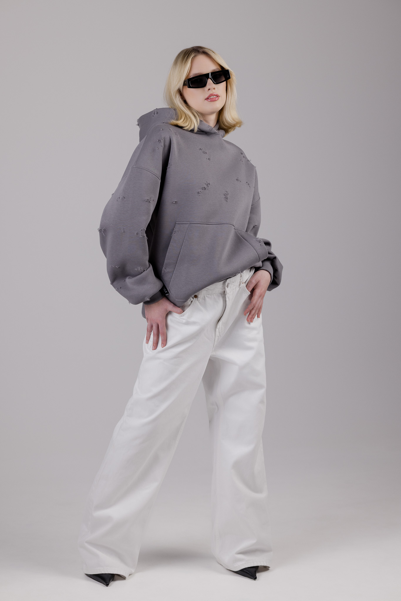 Tamsiai pilkas unisex džemperis „HOMELESS“ - Image 7