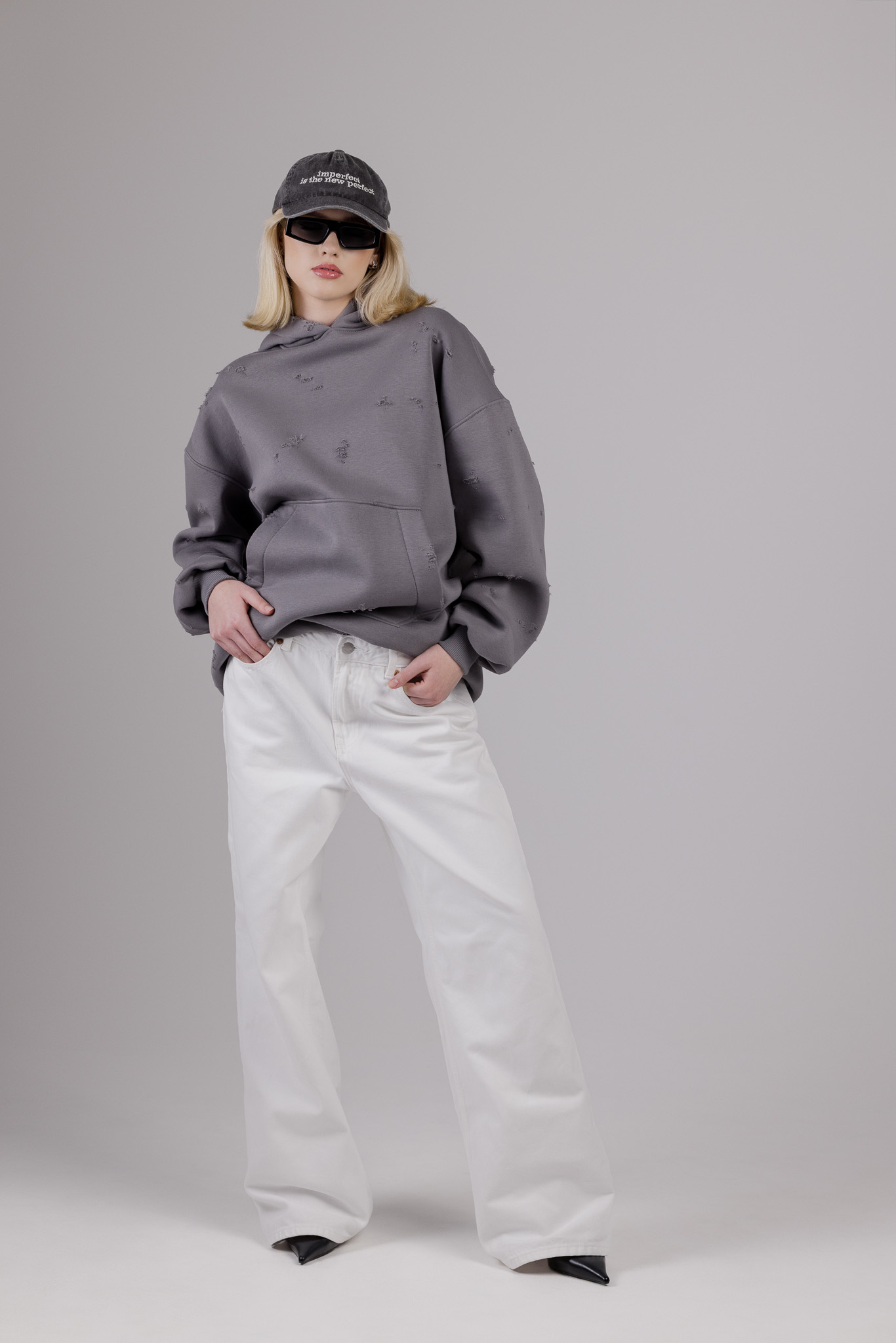 Tamsiai pilkas unisex džemperis „HOMELESS“ - Image 10