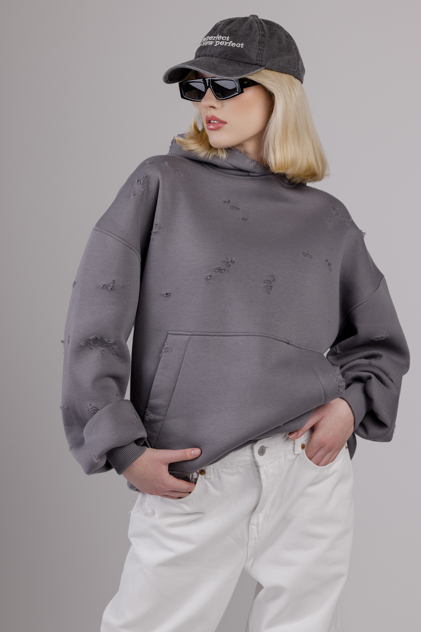 Tamsiai pilkas unisex džemperis „HOMELESS“ - Image 9