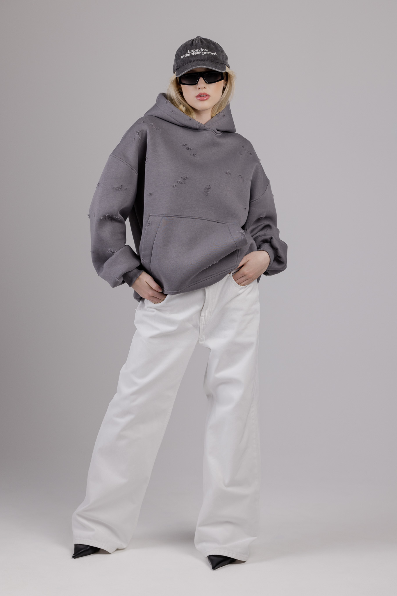 Tamsiai pilkas unisex džemperis „HOMELESS“ - Image 8