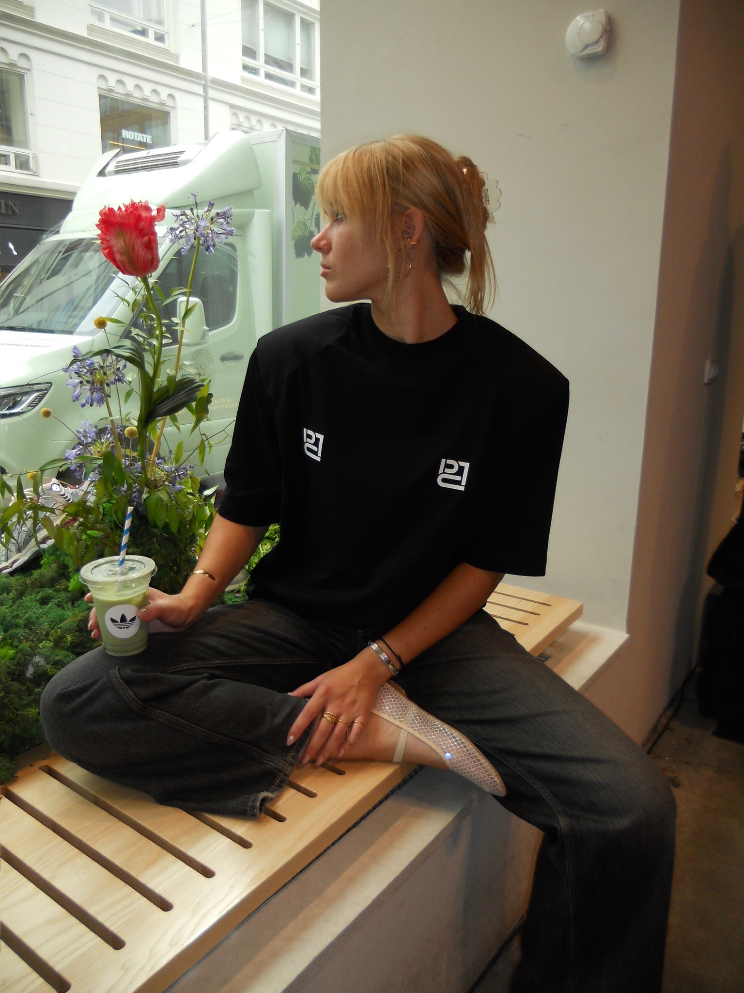 Juodi marškinėliai paryškintais pečiais - Image 14