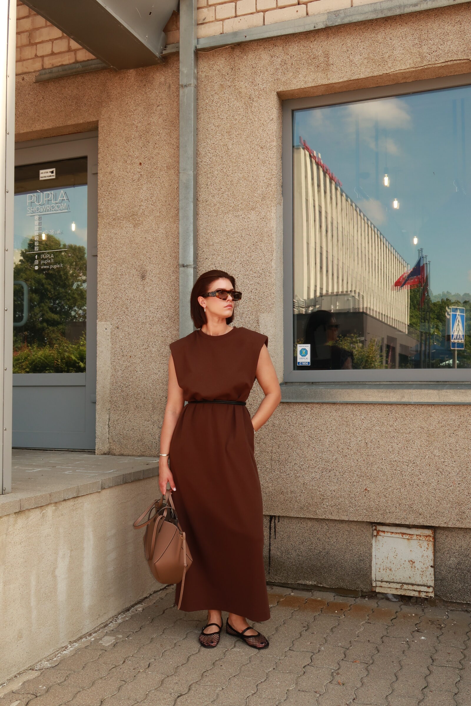 Tamsiai ruda suknelė paryškintais pečiais - Image 5