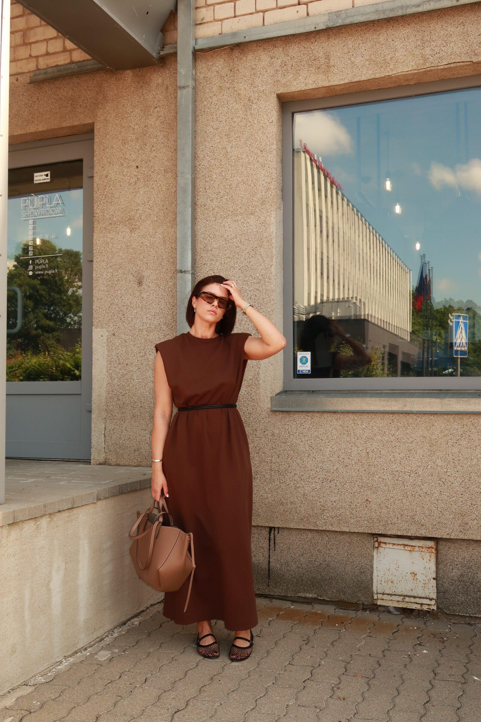 Tamsiai ruda suknelė paryškintais pečiais - Image 6