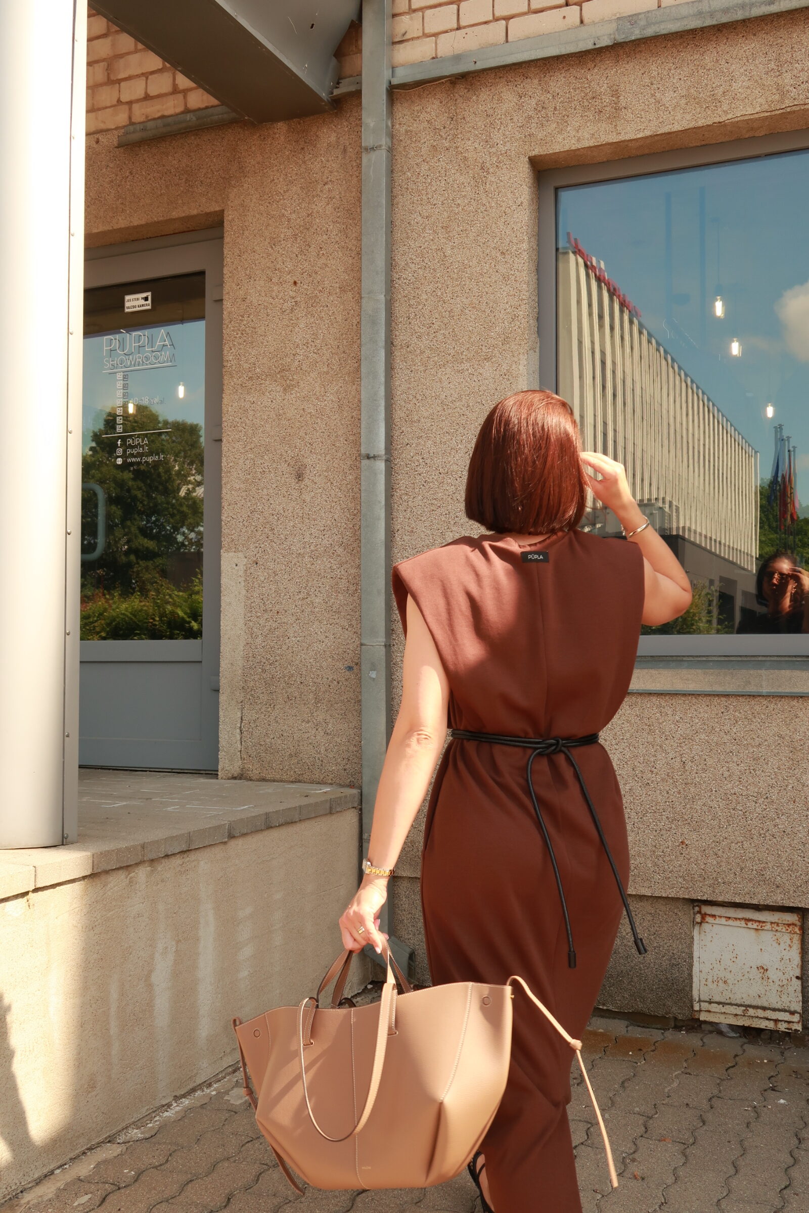 Tamsiai ruda suknelė paryškintais pečiais - Image 7