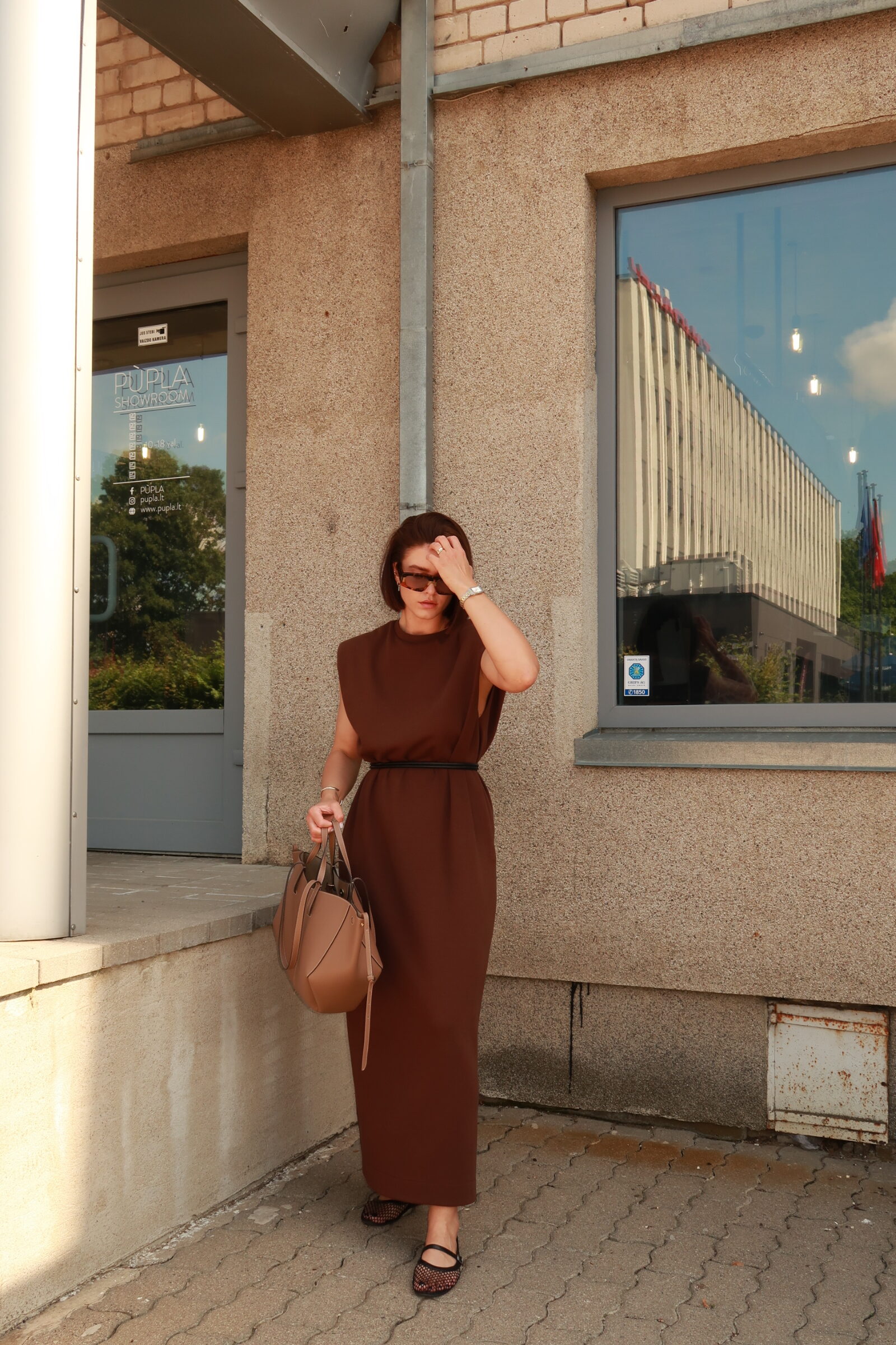 Tamsiai ruda suknelė paryškintais pečiais - Image 8