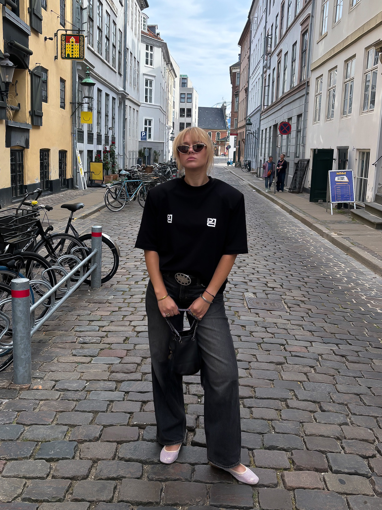 Juodi marškinėliai paryškintais pečiais - Image 8