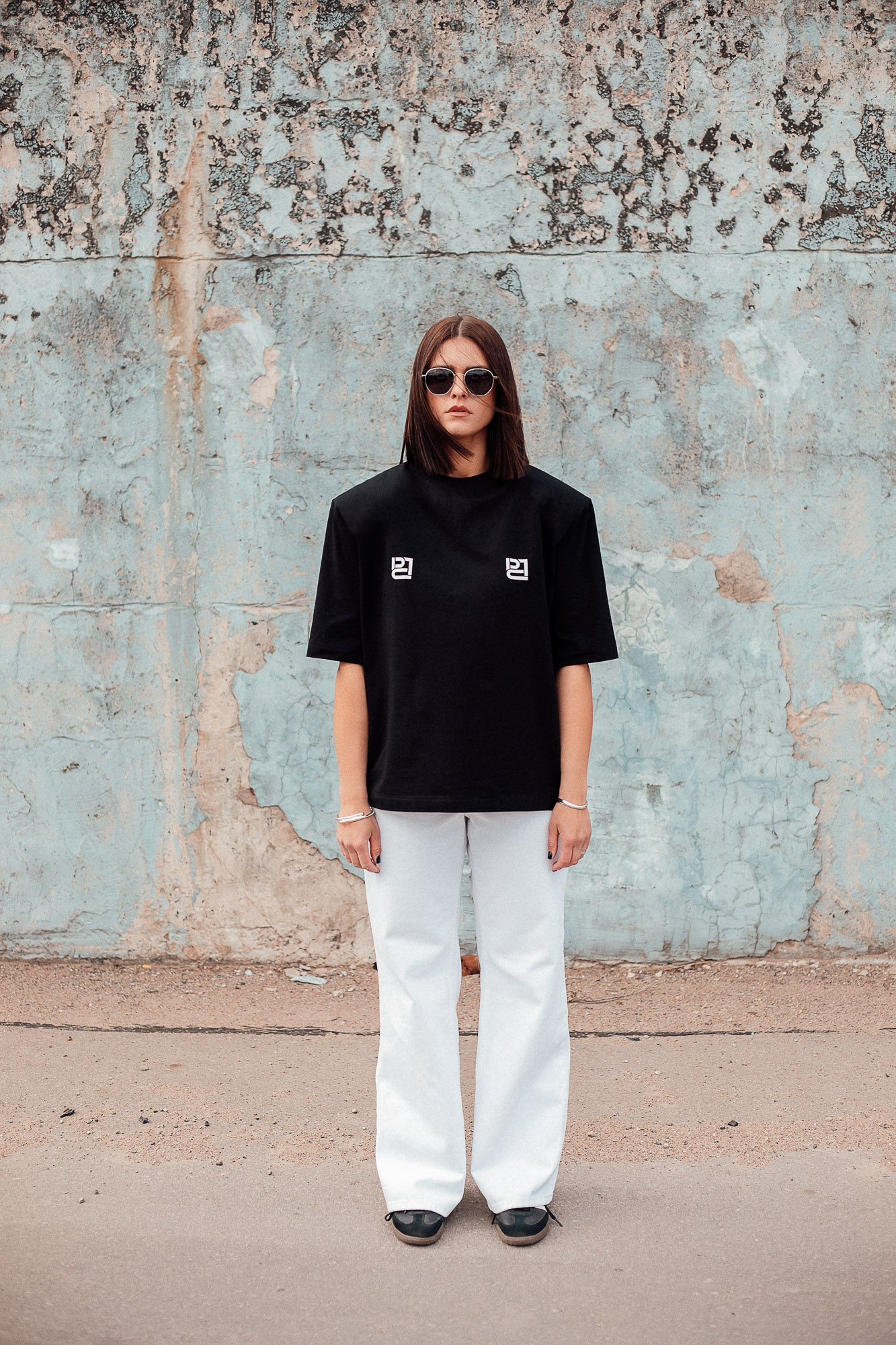 Juodi marškinėliai paryškintais pečiais - Image 4