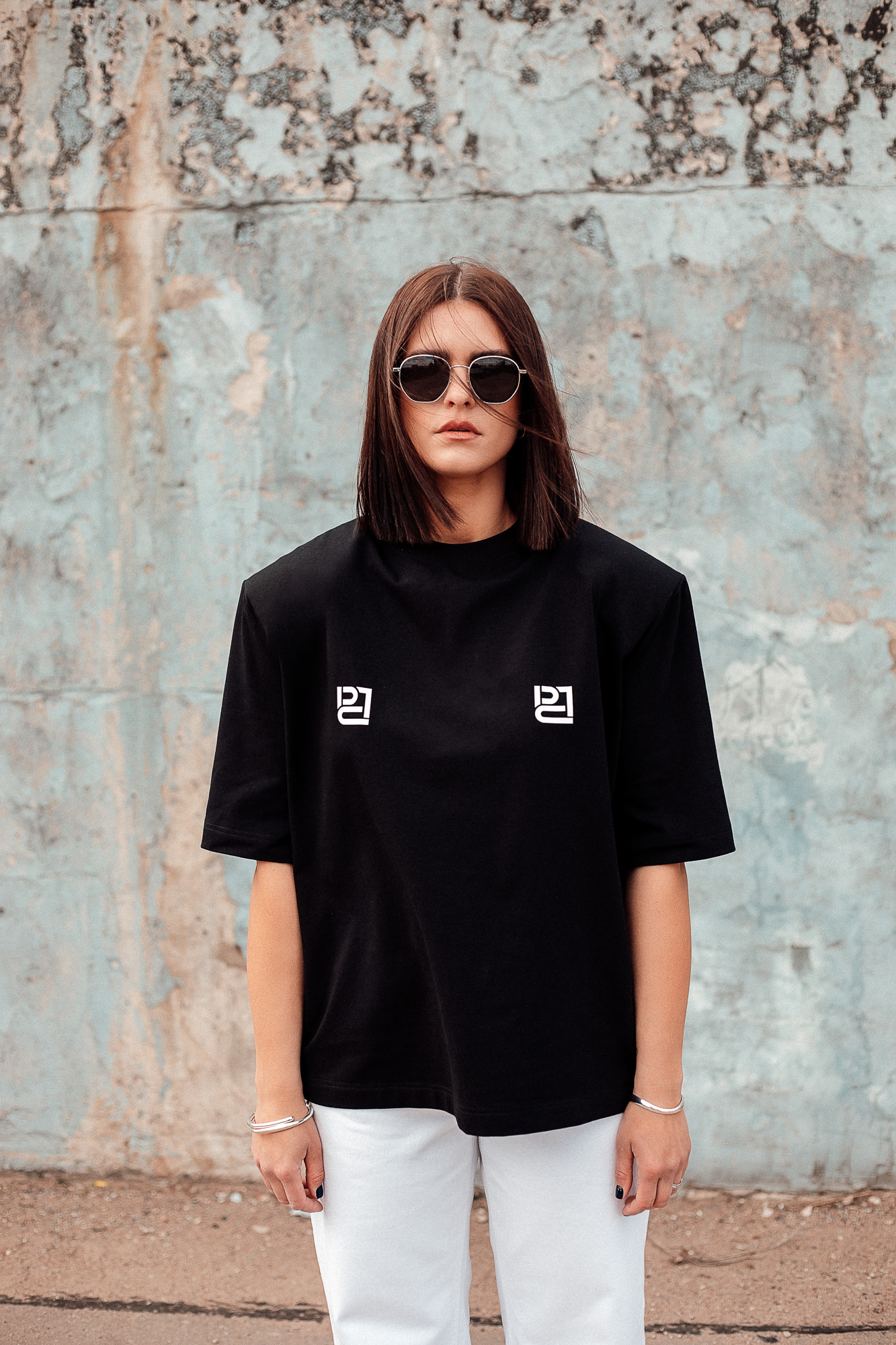 Juodi marškinėliai paryškintais pečiais - Image 3