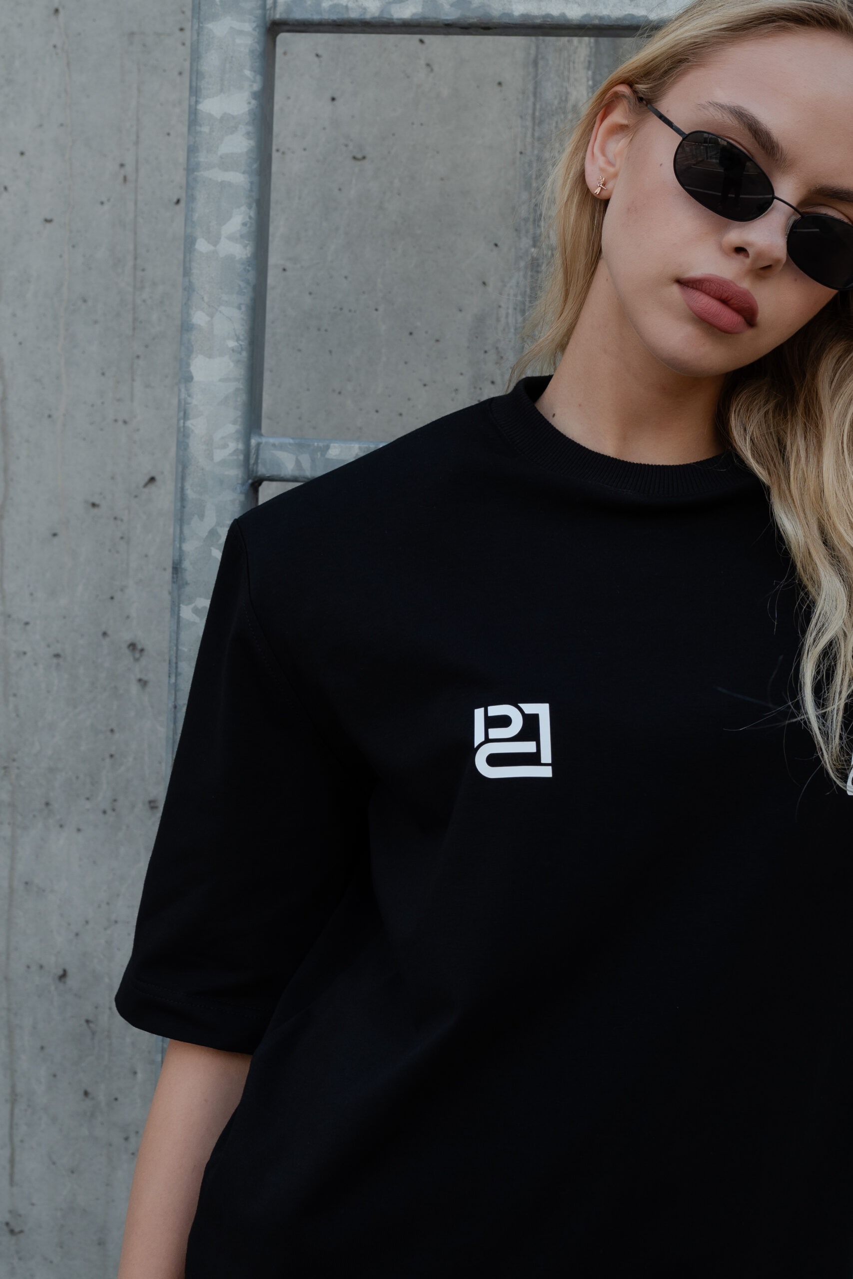 Juodi marškinėliai paryškintais pečiais - Image 7